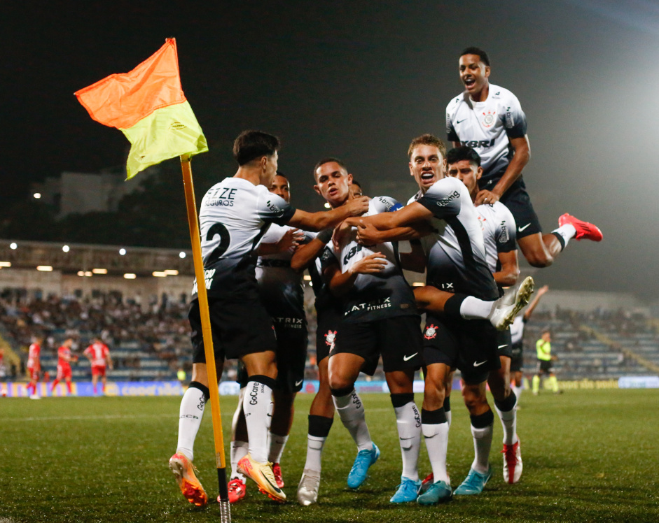 Equipe do Corinthians comemora gol de Bahia