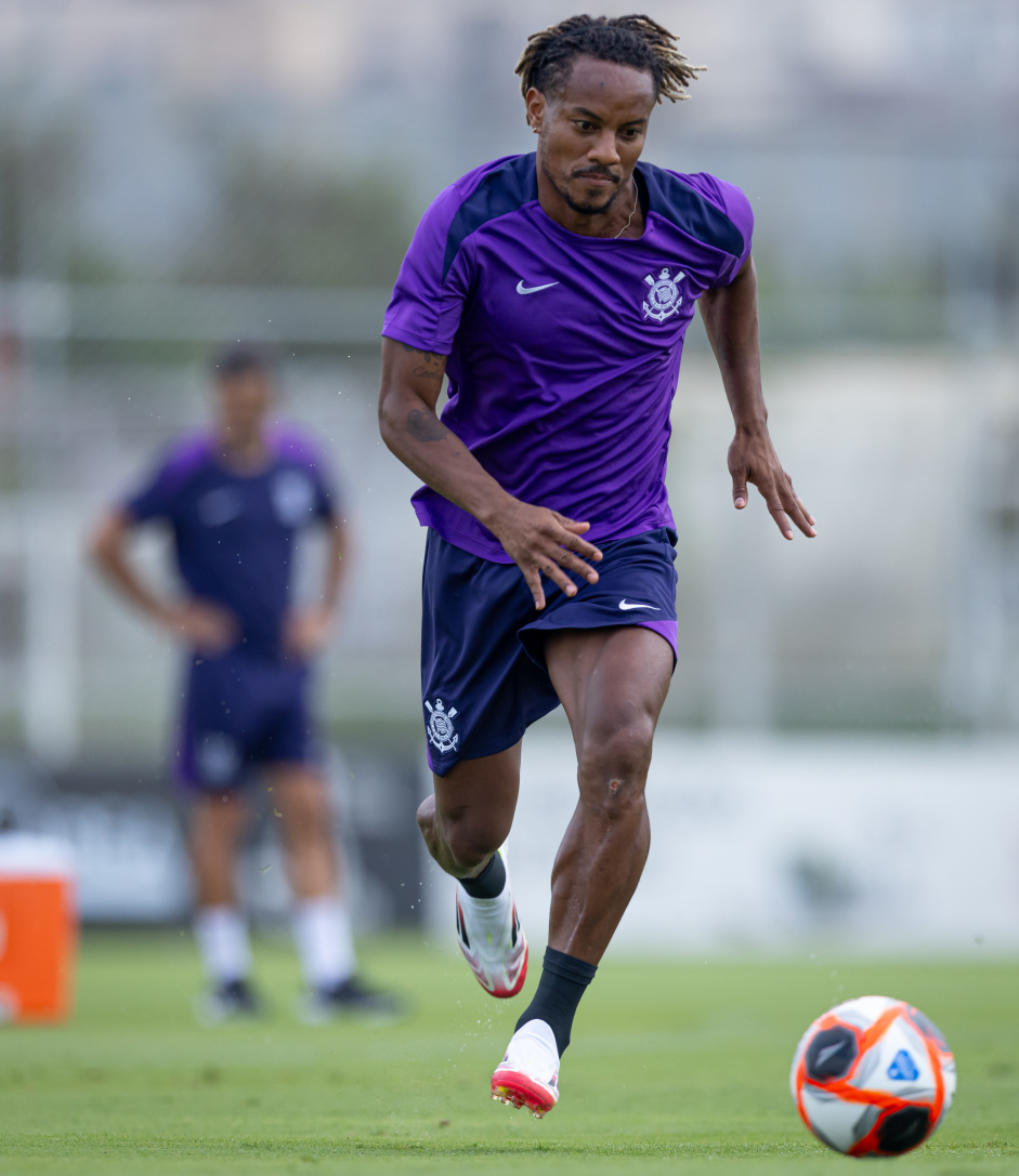Andr� Carrillo corre com a bola em treinamento