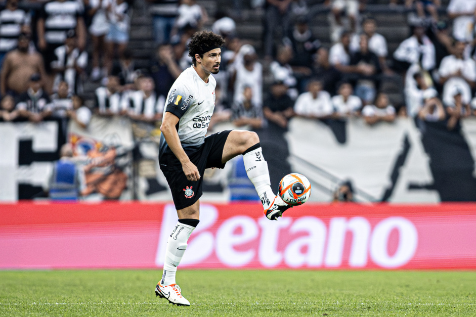 Andr� Ramalho com a bola em jogo contra o Velo Clube