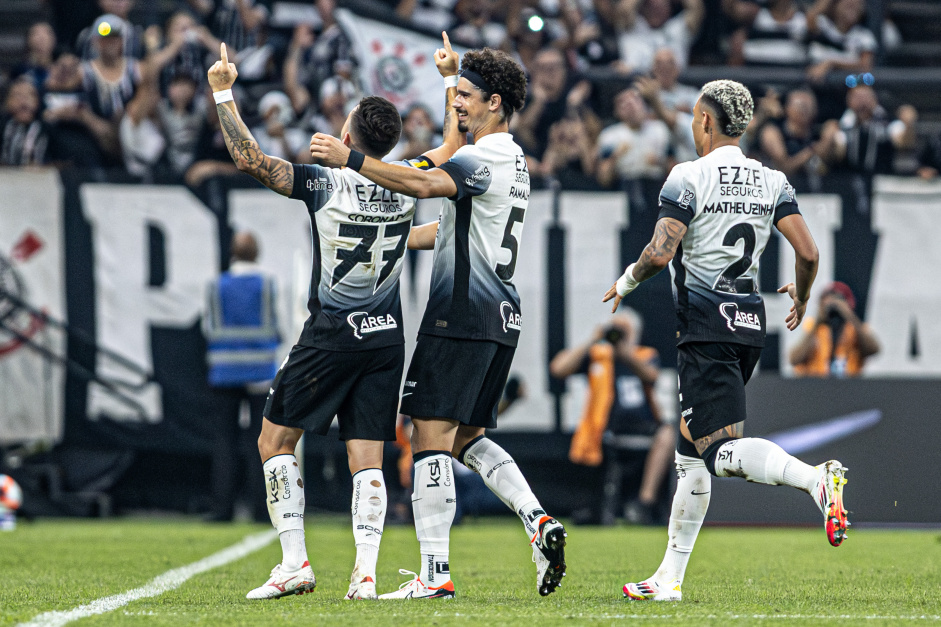 Coronado, Andr� Ramalho e Matheuzinho celebram gol do Corinthians