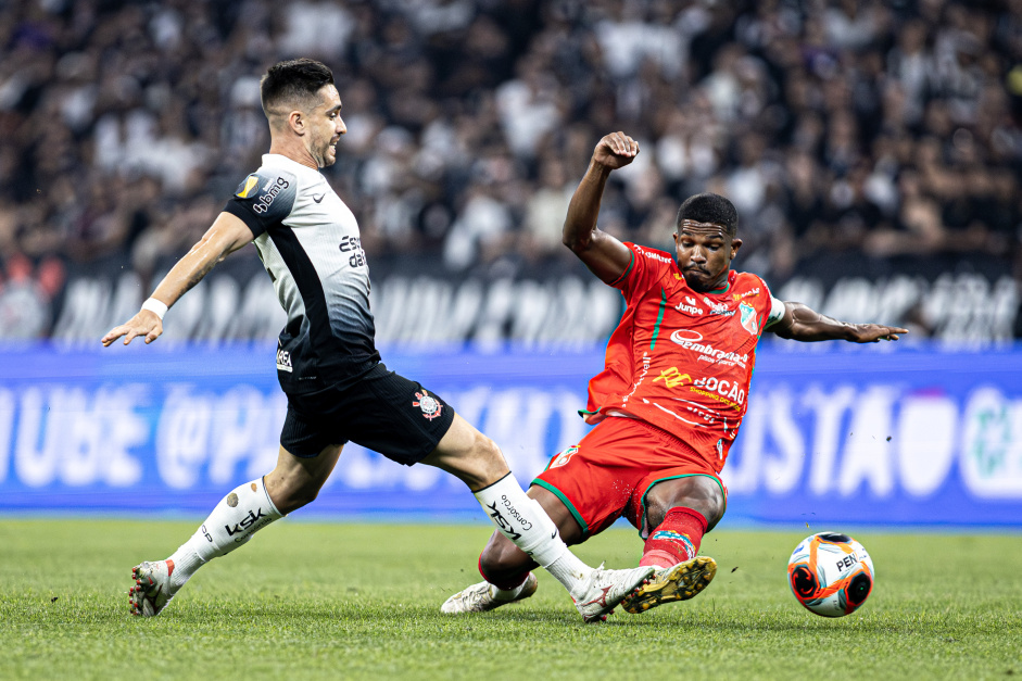 Igor Coronado contra a marca��o do Velo Clube