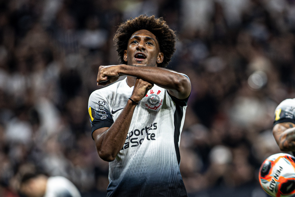 Talles Magno comemora gol marcado pelo Corinthians contra o Velo Clube