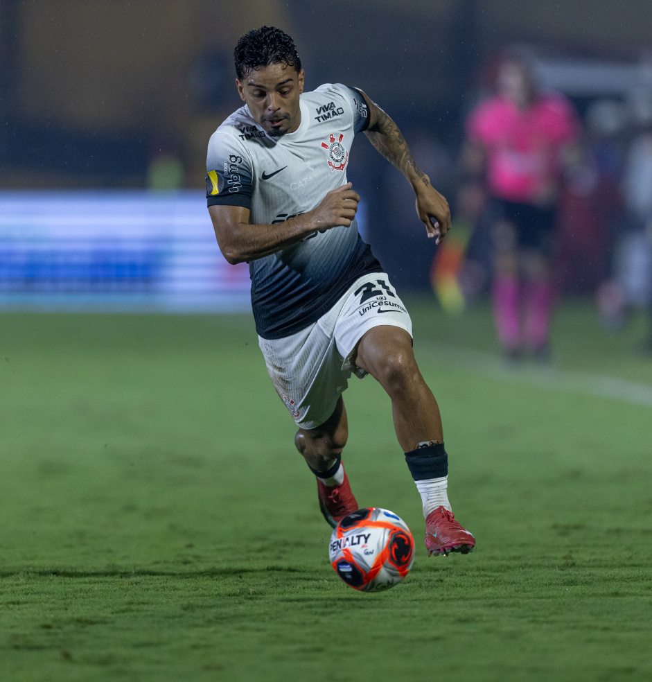 Matheus Bidu com a bola no confronto do Corinthians contra o Novorizontino