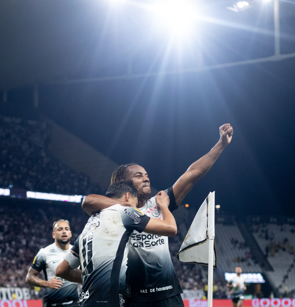 Carrillo comemorando gol com Romero