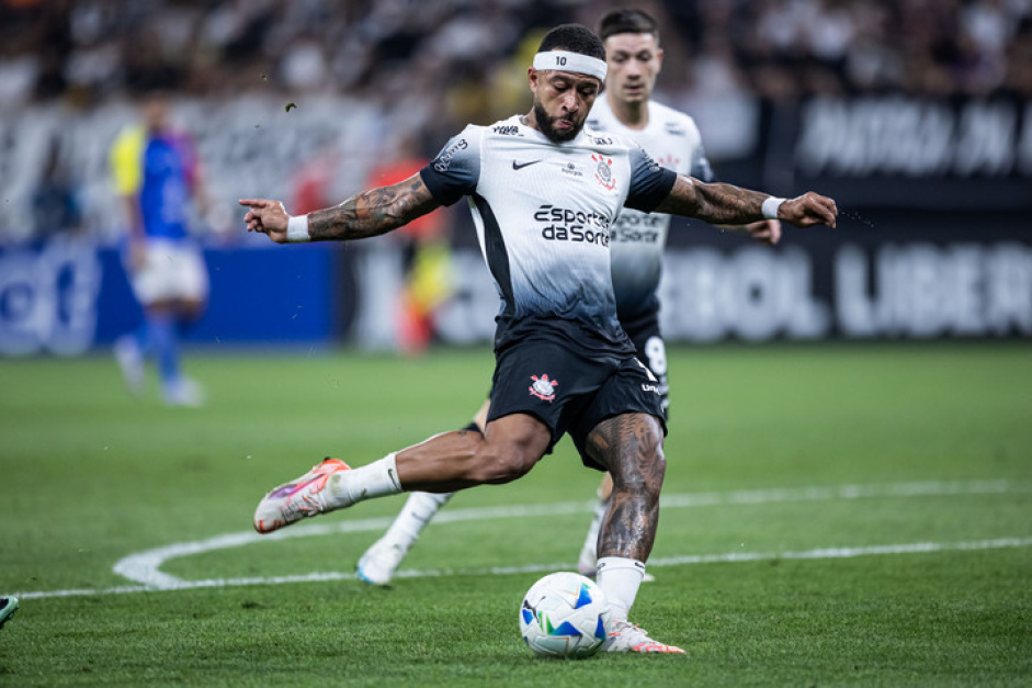 Memphis Depay finalizando no duelo diante da UCV pela Libertadores