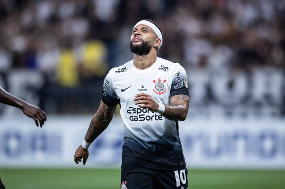 Memphis Depay olhando para o alto no duelo diante da UCV pela Libertadores