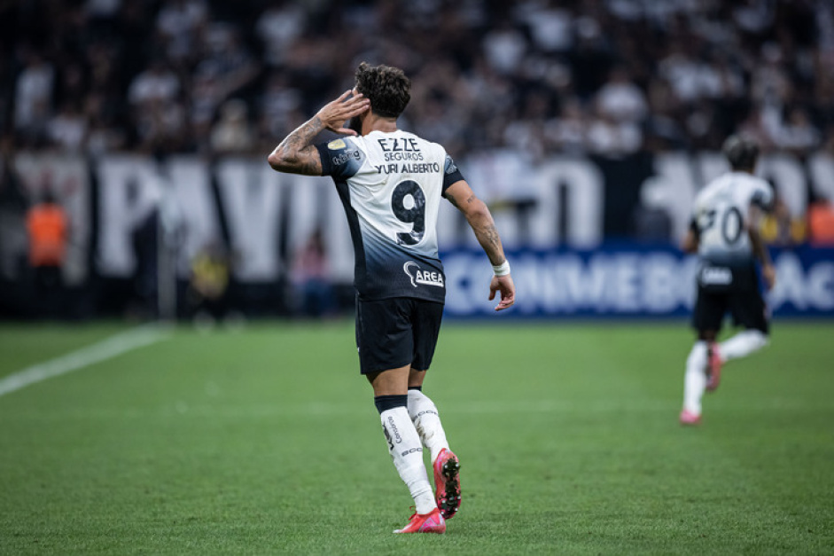 Yuri Alberto pedindo o grito da torcida no duelo diante da UCV pela Libertadores