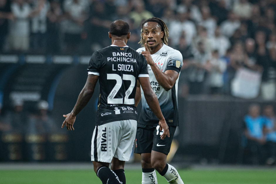Andr� Carrillo durante o duelo contra o Barcelona de Guayaquil na Neo Qu�mica Arena