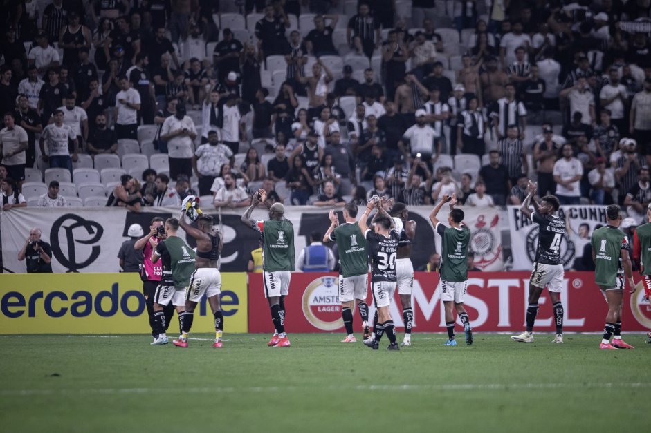 Jogadores do Barcelona celebram classifica��o contra o Corinthians na Neo Qu�mica Arena
