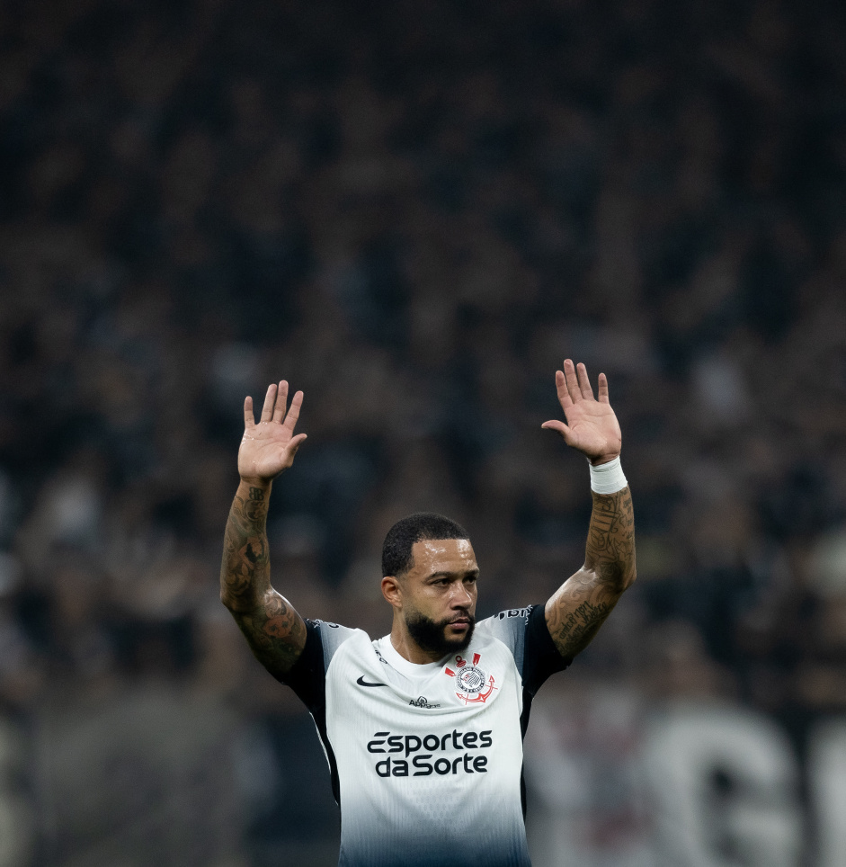 Memphis Depay com os bra�os erguidos contra o Barcelona