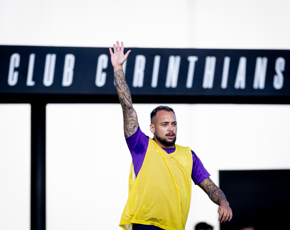 Maycon pede a bola em treinamento
