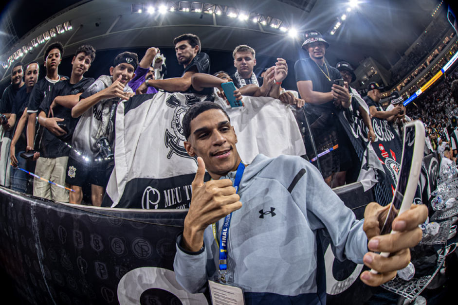 Luva de Pedreiro com os torcedores do Corinthians
