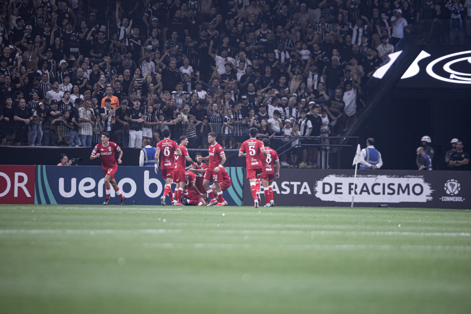 Jogadores do Hurac�n comemorando gol