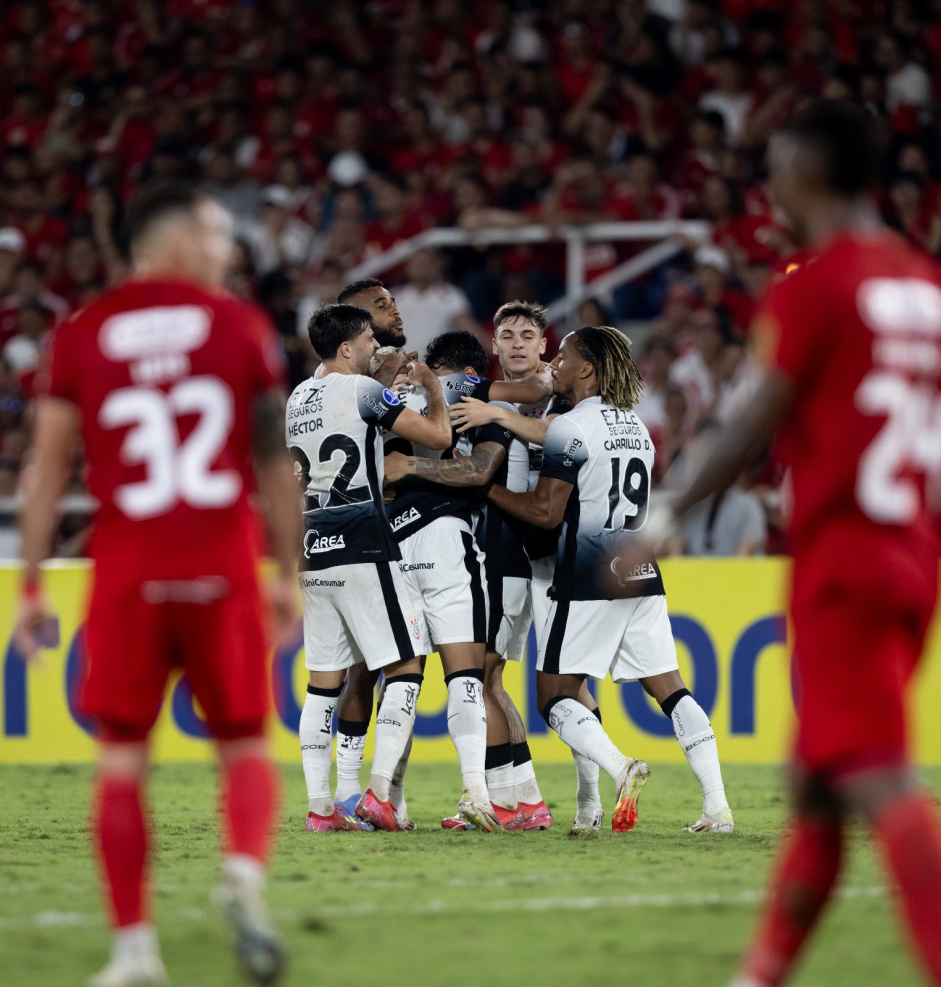 Jogadores do Corinthians comemorando gol contra o Am�rica de Cali
