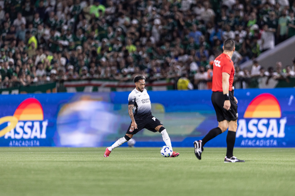 Jos� Mart�nez com a bola em duelo contra o Palmeiras