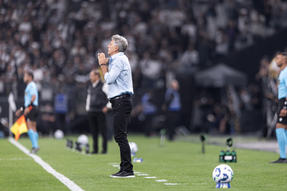 Renato Ga�cho no comando do Fluminense contra o Corinthians