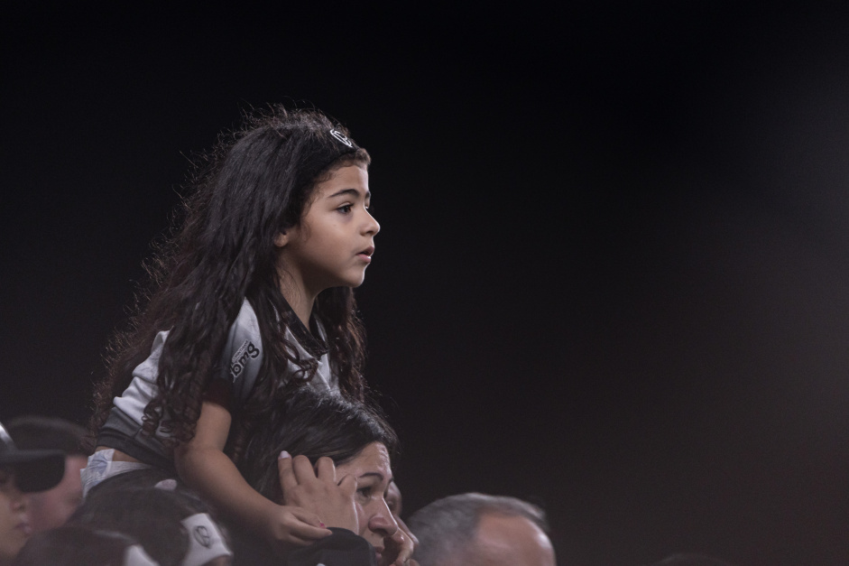 Torcedora do Corinthians durante jogo em Itaquera