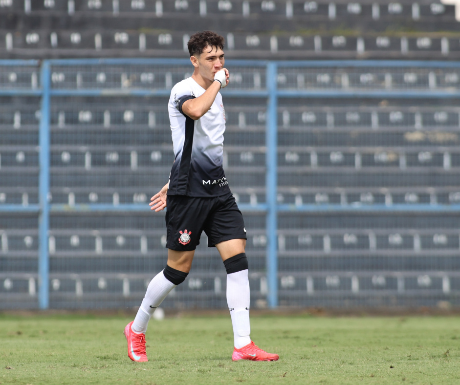Gui Bom comemora gol marcado contra o Centro Ol�mpico