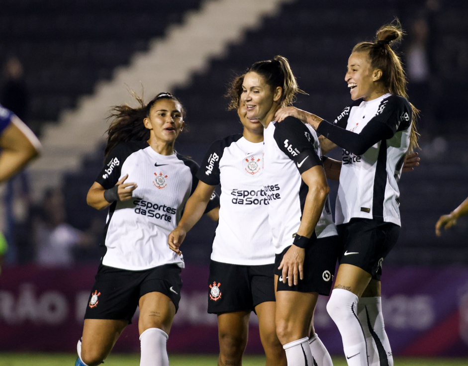 Jogadoras do Corinthians comemorando tento contra o Bahia