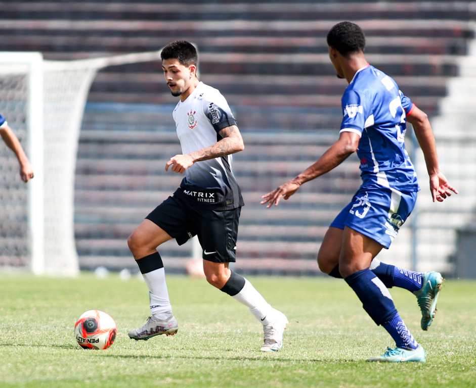 Miguel com a posse de bola durante confronto entre Corinthians e Uni�o Suzano no Paulista Sub-20