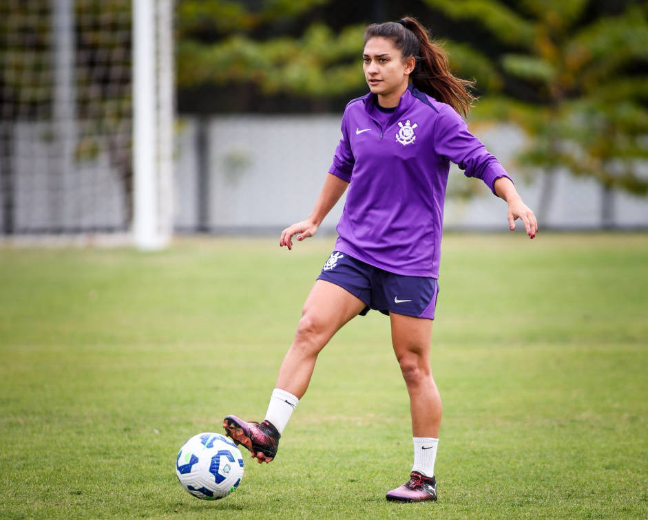 Let�cia Santos durante treino do Corinthians antes de decis�o
