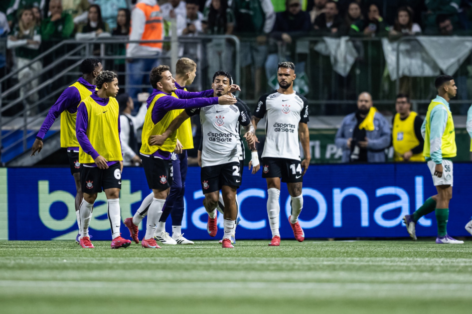 Elenco do Corinthians comemorando gol durante o D�rbi no Allianz Parque pela Copa do Brasil