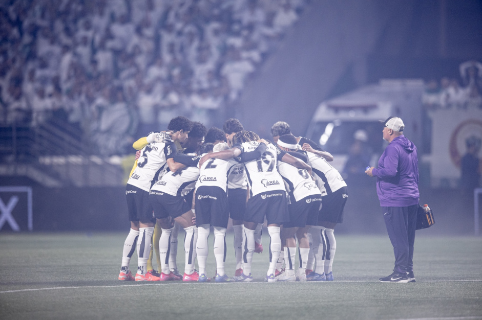 Elenco do Corinthians formando uma roda antes do D�rbi no Allianz Parque pela Copa do Brasil