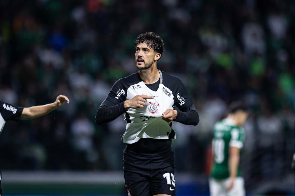 Gustavo Henrique apontando para o escudo do Corinthians durante o D�rbi no Allianz Parque