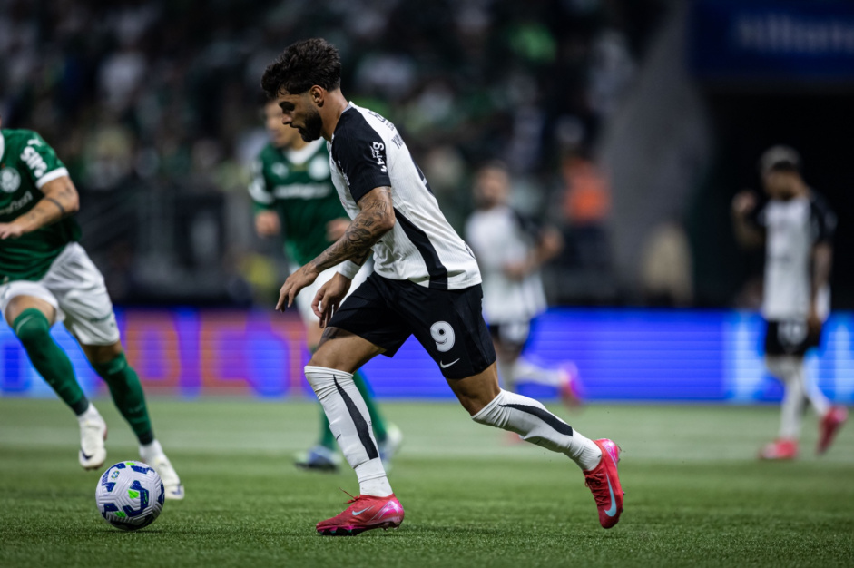 Yuri Alberto correndo com a bola durante o D�rbi no Allianz Parque pela Copa do Brasil