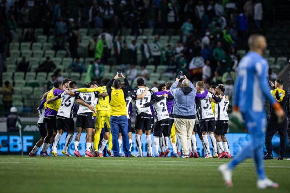 Elenco do Corinthians reunido ap�s classifica��o na Copa do Brasil