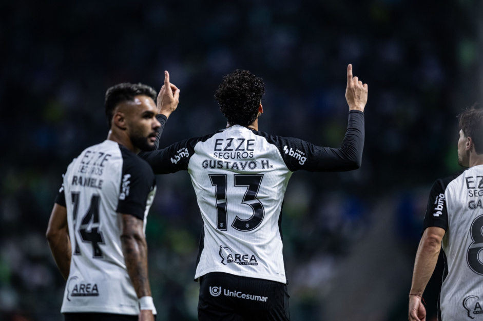 Gustavo Henrique apontando para o c�u ap�s gol marcado contra o Palmeiras