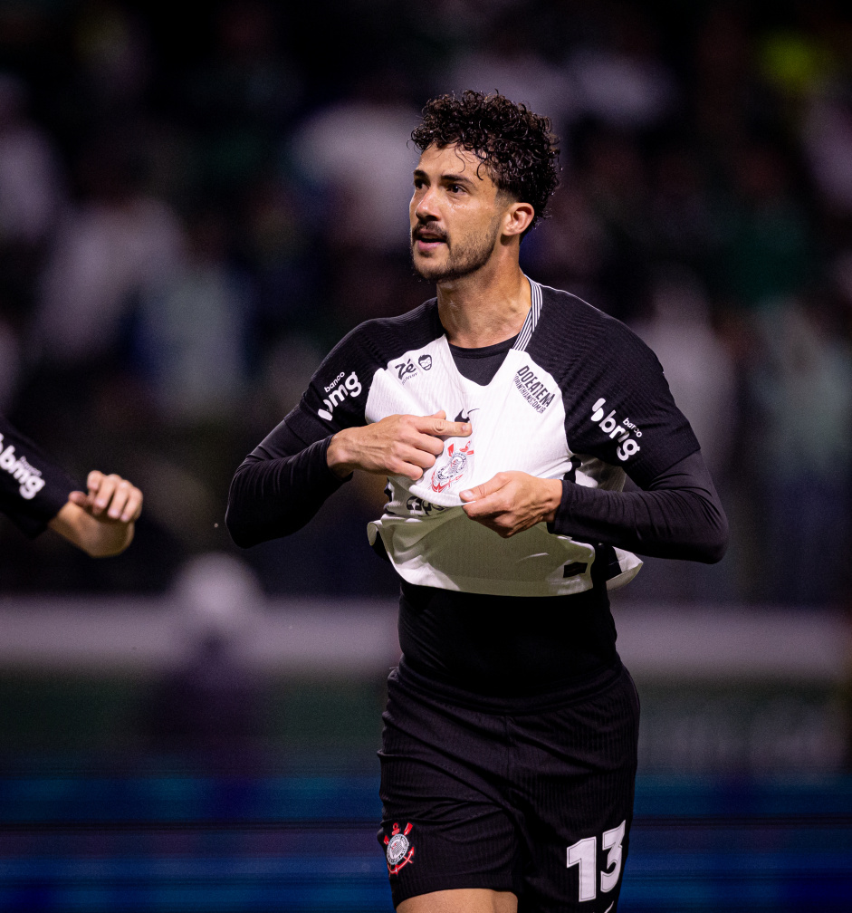 Gustavo Henrique apontando para o s�mbolo do Corinthians ap�s gol marcado no D�rbi