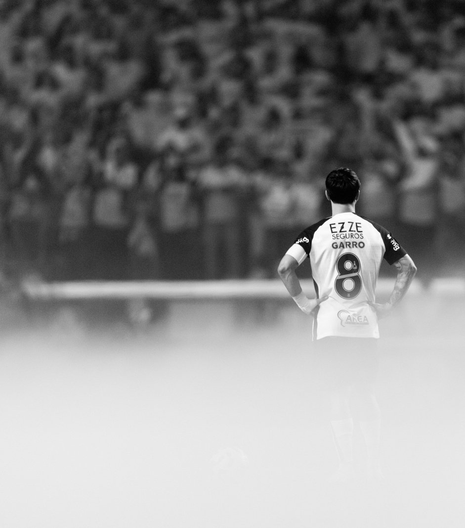 Rodrigo Garro em meio a fuma�a no gramado do Allianz Parque