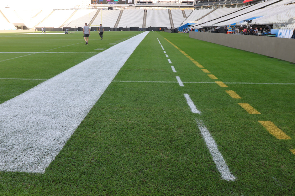 Gramado pintado com as linhas da NFL