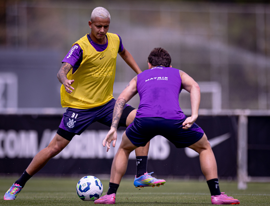 Kayke enfrentando Ryan durante treino do Corinthians