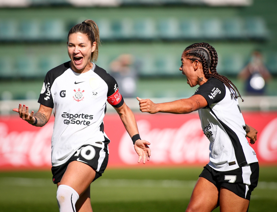 Gabi Zanotti e Gisela Robledo comemoram gol do Corinthians diante do ...