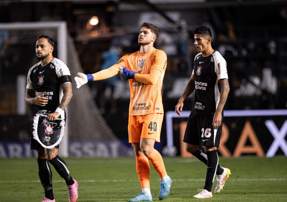 Maycon, Felipe Longo e Fabrizio Angileri entrando em campo antes do cl�ssico contra o Santos