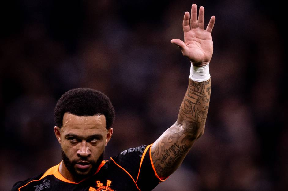 Memphis armando jogada ensaiada em jogo do Corinthians pelo Brasileir�o