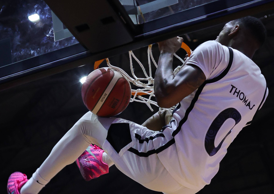 Davaunta Thomas no rito final da enterrada diante do Defensor pela Liga Sul-Americana de Basquete