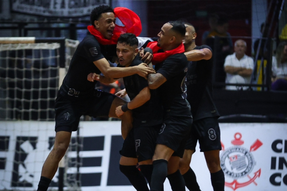Jogadores do Corinthians comemorando gol diante do Magnus Futsal