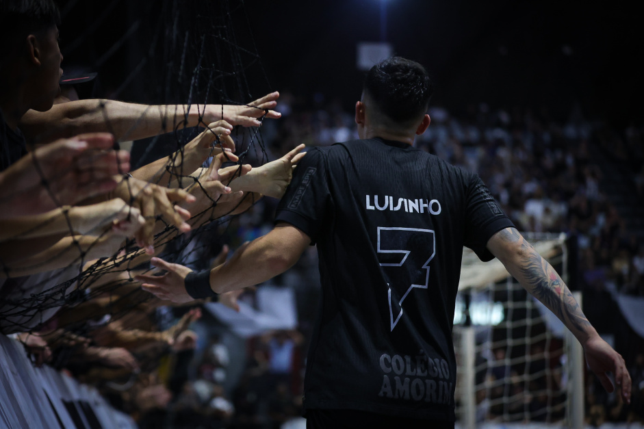 Luisinho comemorando gol com a torcida do Corinthians