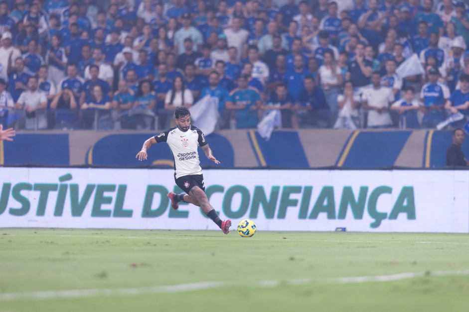 Matheus Bidu realizando cruzamento no duelo entre Corinthians e Cruzeiro pela Copa do Brasil
