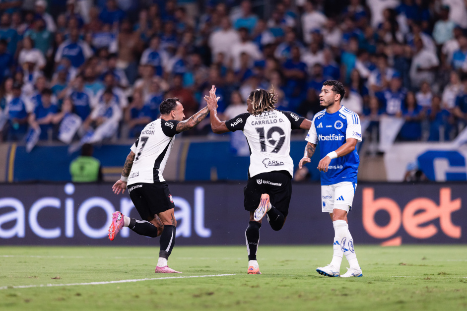 Maycon e Andr� Carrillo comemorando o gol do Corinthians contra o Cruzeiro
