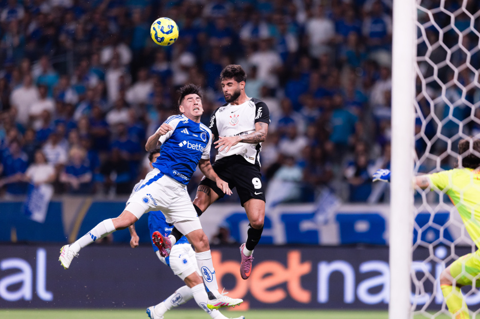 Yuri Alberto cabeceando a bola no duelo entre Corinthians e Cruzeiro pela Copa do Brasil