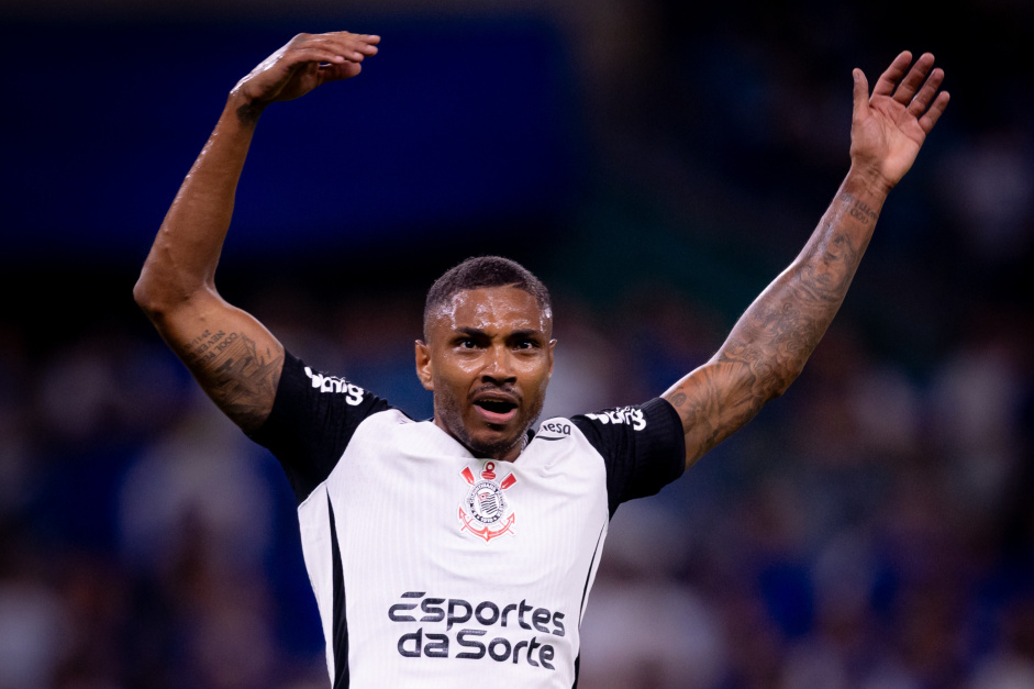 Vitinho em campo durante decis�o do Corinthians contra o Cruzeiro pela Copa do Brasil
