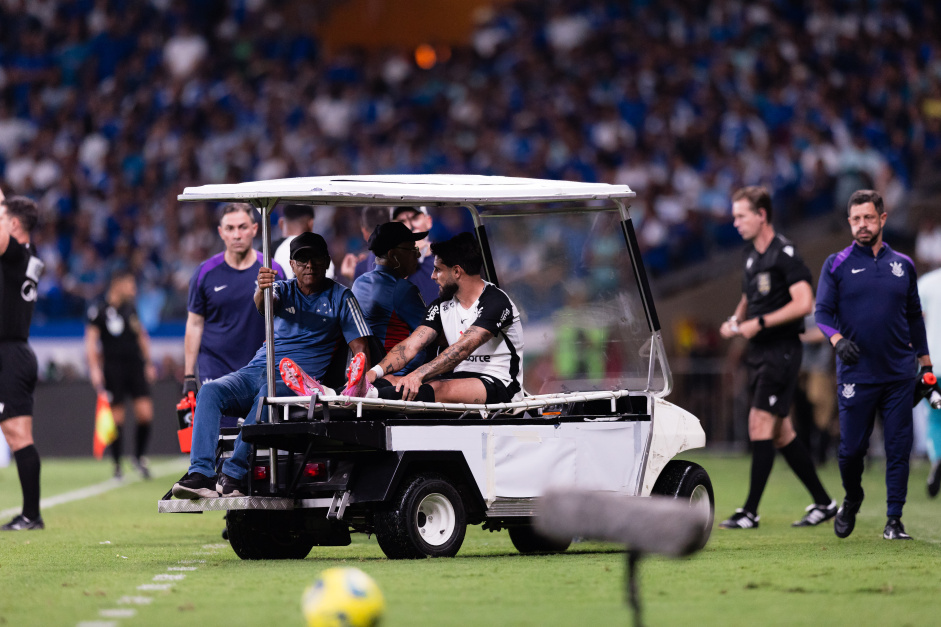 Yuri Alberto saindo de campo durante jogo do Corinthians contra o Cruzeiro pela Copa do Brasil