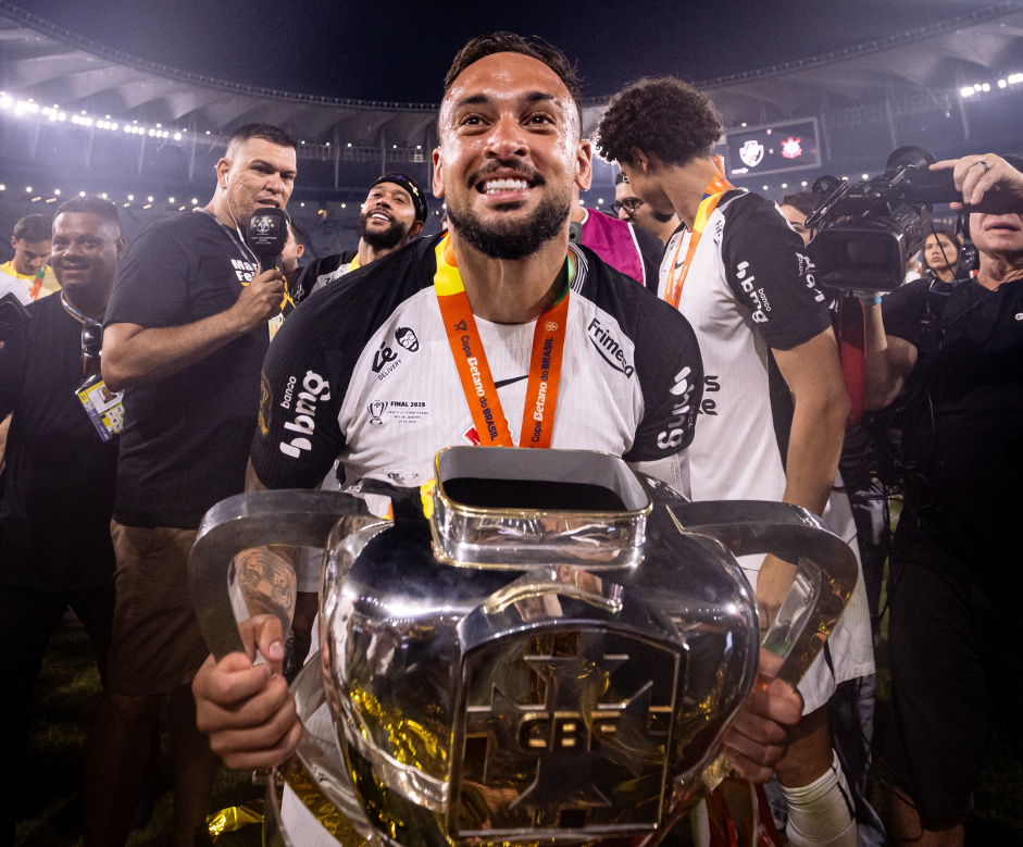 Maycon com o trof�u da Copa do Brasil