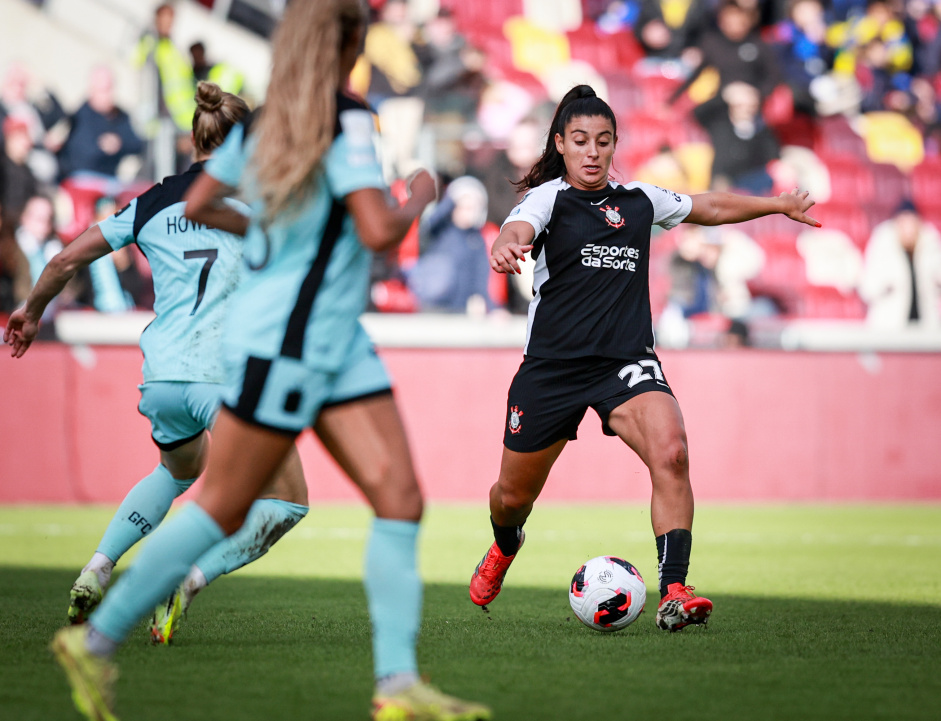 Duda Sampaio em a��o de passe diante do Gotham pela Copa das Campe�s