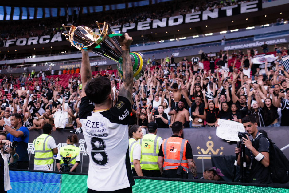 Garro com a ta�a da Supercopa