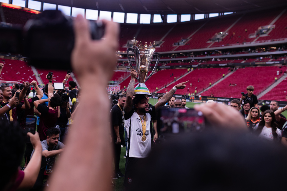Memphis com a ta�a da Supercopa